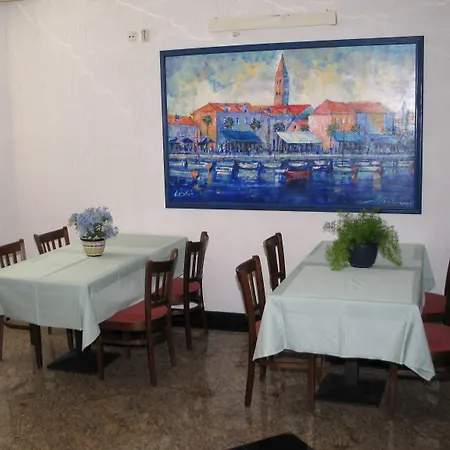 Villa Supetar Konukevi 3*